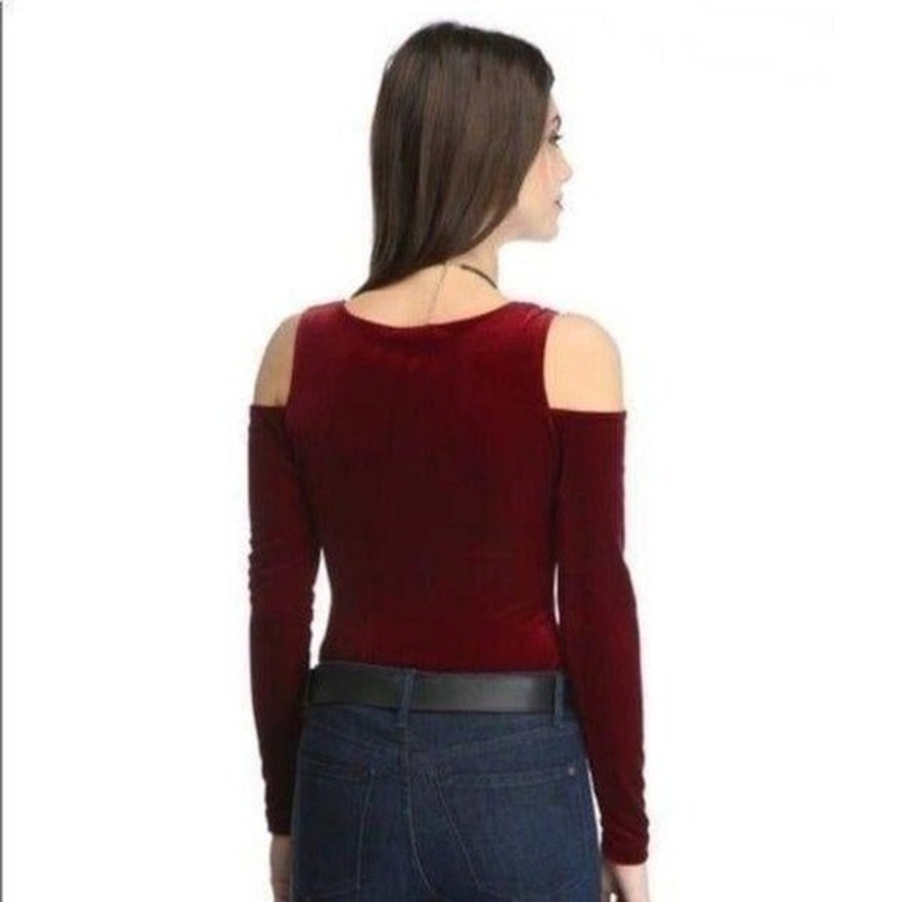 Willow and Clay Top Women Medium Burgundy NWT Cold Shoulder Velvet Crop - Picture 5 of 8